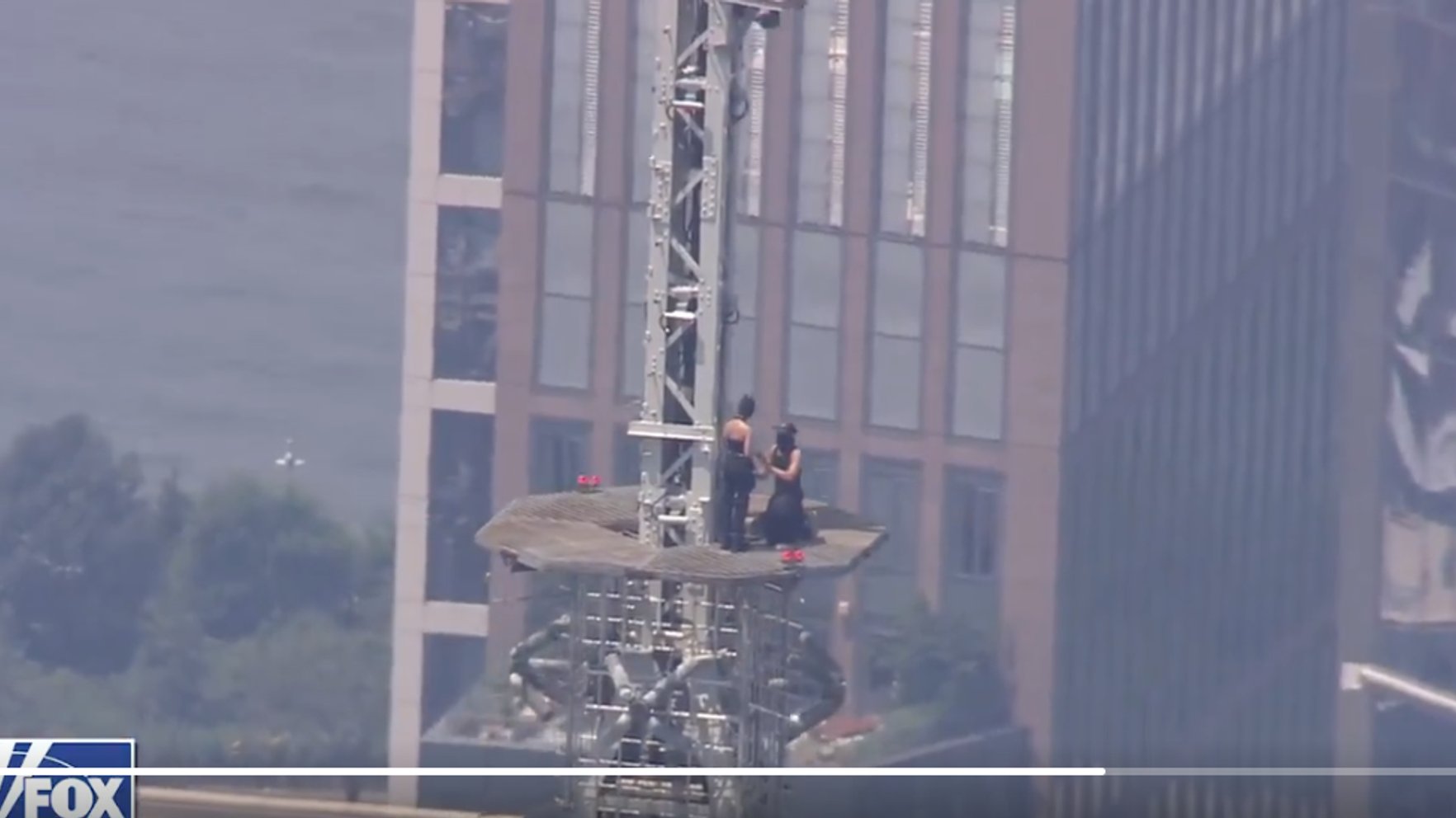 Video: Divi cilvēki uzrāpjas Ņujorkas slavenākā debesskrāpja smailē