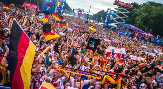 Foto un video: Vairāk nekā 250 000 vācu fanu līksmo pie Brandenburgas vārtiem