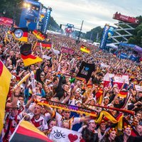 Foto un video: Vairāk nekā 250 000 vācu fanu līksmo pie Brandenburgas vārtiem