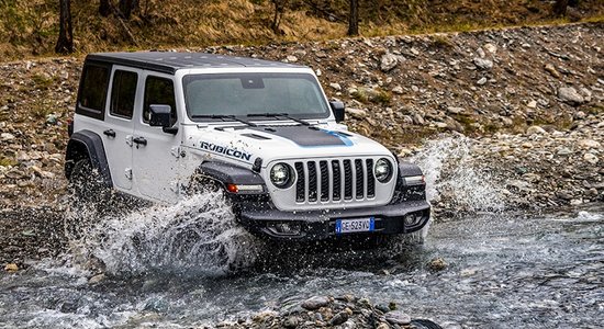 'Jeep Wrangler' ieguvis vienu no prestižākajiem ģimenes SUV tituliem