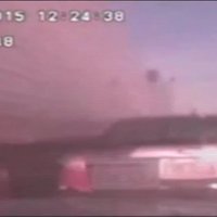 Video: ASV kravas automašīna gandrīz notriec policistu