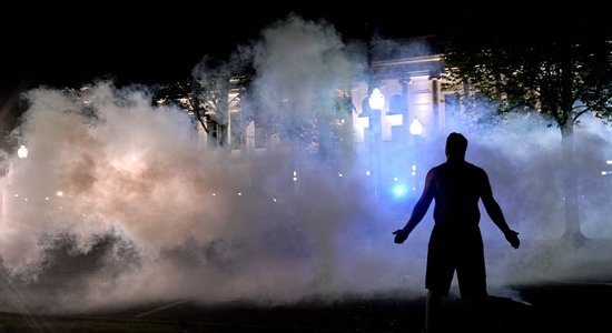 Вторая ночь беспорядков в Висконсине: улицы разбитых фонарей