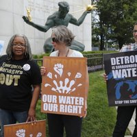 Foto: Kanādieši protestē un bankrotējušos Detroitas iedzīvotājus nodrošina ar ūdeni