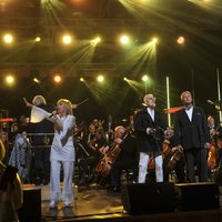 Foto: Leģendārā grupa 'Pērkons' kopā ar Liepājas Simfonisko orķestri pieskandina Dzintaru koncertzāli