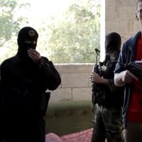 Latvijas žurnālists ar ieroci rokā pozē kopā ar teroristiem, vēsta laikraksts