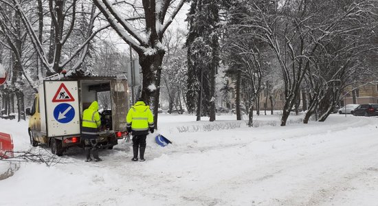 Rīgas pašvaldība slēdz autostāvvietas Kronvalda parkā