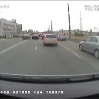 Publisko video, kā 'Lexus' mūk no policijas; vadītāju joprojām meklē