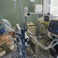 В Эстонии Covid-19 заразились 102 медика. После смерти коллеги персоналу больницы нужна помощь