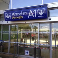 Pēc evakuācijas Nicas lidostā atgriežas pasažieri