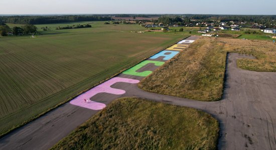 Ielu mākslinieks Kiwie Talsos rada milzu uzrakstu "Peace"