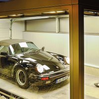 Foto: Vācietis savam 'Porsche' uzbūvējis atsevišķu namiņu