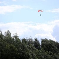 Saulkrastu novadā VUGD izglābj izpletņlēcēju; Latvijā dzēsti vairāki ugunsgrēki