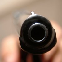 ASV policists sašauj zēnu ar rotaļu ieroci pie jostas