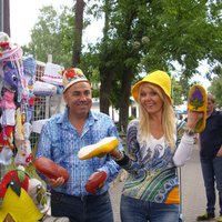 ФОТО: Как Валерия и Пригожин на Йомас смешные тапочки и шапочки меряли