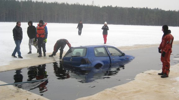 Foto: No Driškina ezera izvelk nogrimušu 'VW Golf'