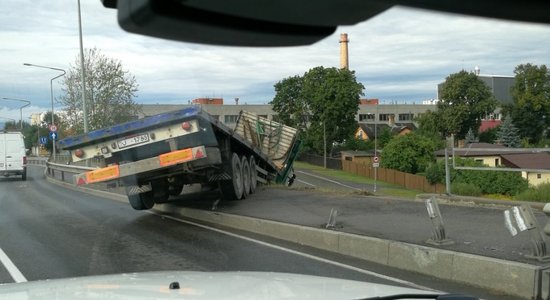 Foto: Uz Dienvidu tilta avarējis kravas auto