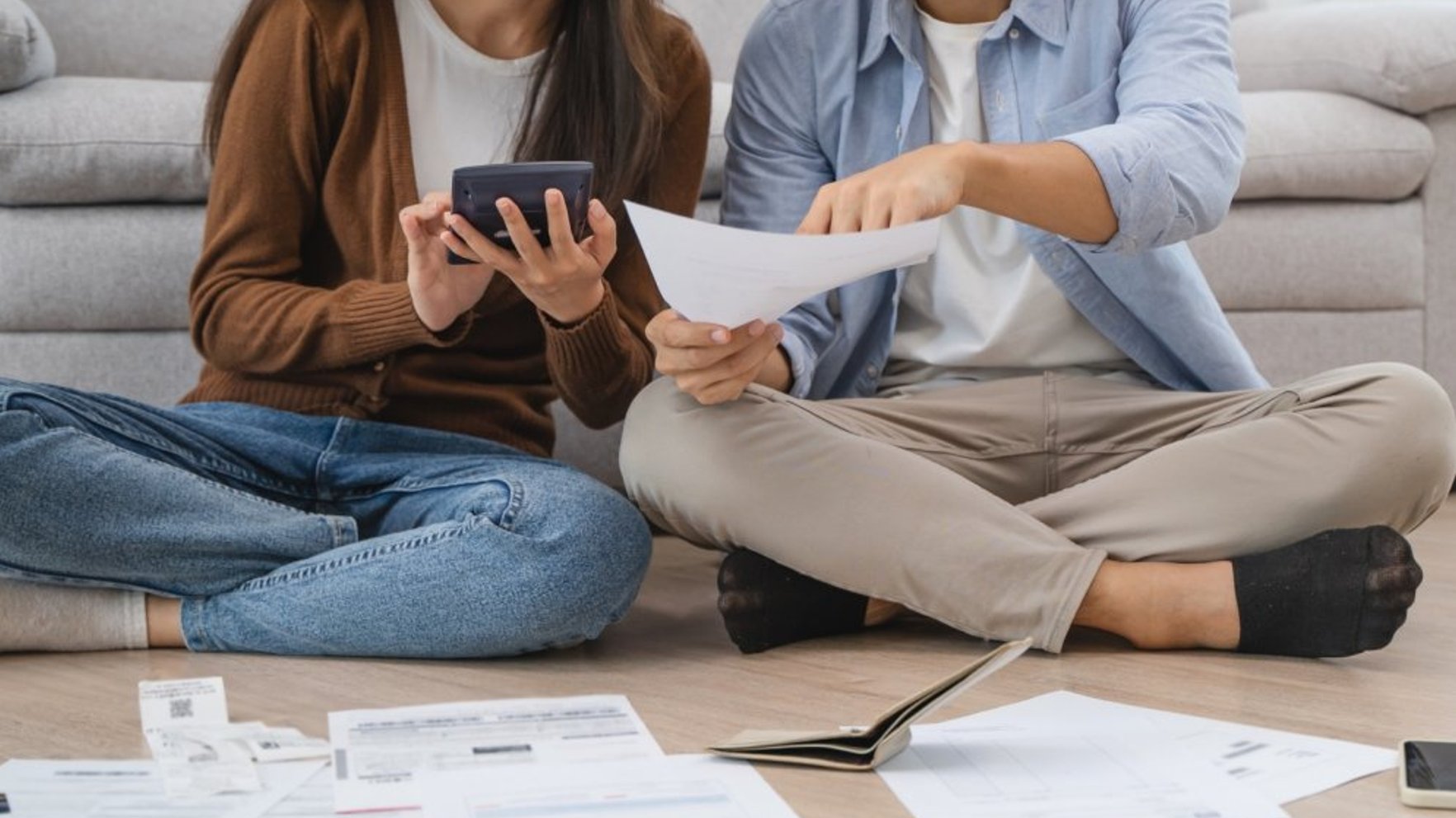 "Ēdīšu mazāk". Lielie elektrības rēķini daudziem Latvijā liek savilkt jostas
