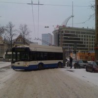 Дождались снега, в повороты можно входить боком... даже троллейбусам