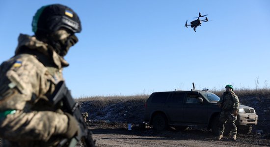 Ukraina naktī notriekusi 15 no 20 'Shahed' droniem; Hersonā atspiež Krievijas spēkus