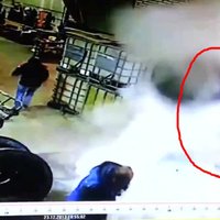 Video: Plīsusi riepa uzšauj gaisā auto mehāniķi