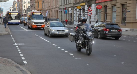 Velosipēdisti sākuši lietot Čaka ielas velojoslas; domē sola – tās nebūs pēdējās