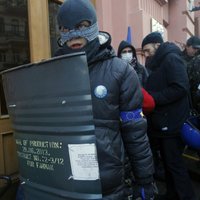 Cīņā par ministriju Kijevā vairāki cietušie; aktīvisti ziņo par apšaudi