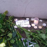 К посольству Франции в Риге несут свечи и цветы
