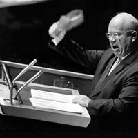 Atskats vēsturē: Kāpēc Hruščovs ar kurpi dauzīja galdu ANO Ģenerālajā asamblejā
