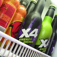 Lietuvā aizliedz enerģijas dzērienu pārdot personām, kas nav 18 gadus vecas