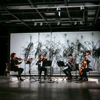 'Rīgas mākslas telpa' piedāvā koncertu, kas papildina instalāciju 'Pret traģisko sienu'
