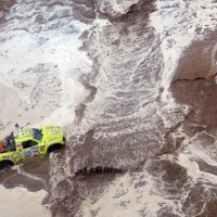 Plūdos Dakaras rallija ātrumposmā gandrīz noslīkst sportisti un auto