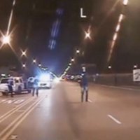 Čikāgas policija publisko video, kurā policists nošauj melnādainu pusaudzi