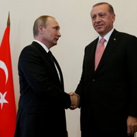 Putins telefonsarunā ar Erdoganu izvirzījis priekšnosacījumus, lai tiktos ar Zelenski