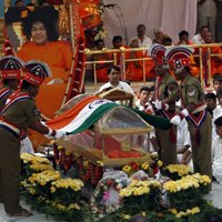 В Индии прошли похороны известного гуру Саи Баба