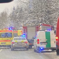 Foto: Siguldas pagastā kravas un vieglā auto avārijā divi bojāgājušie; četri cilvēki – slimnīcā