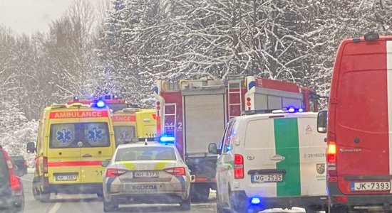 Foto: Siguldas pagastā kravas un vieglā auto avārijā divi bojāgājušie; četri cilvēki – slimnīcā