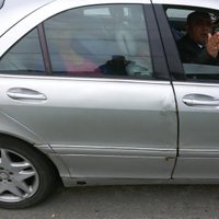 ВИДЕО: В Риге мошенники пытаются всучить наивным водителям фальшивые украшения