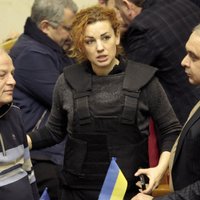 Ukrainas opozīcijas deputāte uz parlamenta sēdi ierodas bruņuvestē