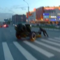 Video: Novosibirskā pa ielu nekontrolēti ripo 3 tonnīga haubice