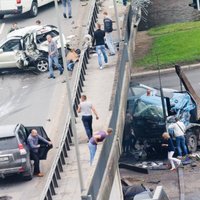 Viļņā 'smagais' ietriecas mašīnā, nokrīt no tilta un uzgāžas citam auto