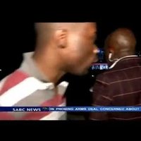 Video: Žurnālistu aplaupa TV tiešraides laikā