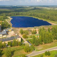 Foto: Latvijā atklāta pirmā saules enerģijas stacija Baltijā