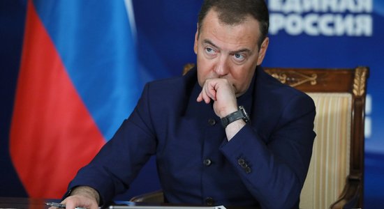 Medvedevs draud ar raķetes triecienu pa SKT ēku Hāgā