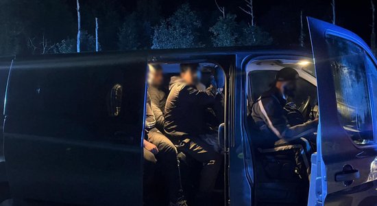 Šaujot mašīnas riepās, robežsargi Aglonā aiztur 21 nelegālo imigrantu