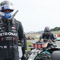 Botass Silverstonas trasē uzvar kvalifikācijā