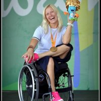 Foto: Diāna Dadzīte emocionālā fotosesijā ar Rio izcīnīto zelta medaļu