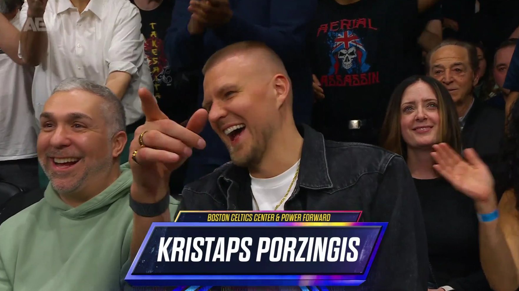 Video: Porziņģis NBA izslēgšanas turnīram iesildās ar profesionālo restlingu