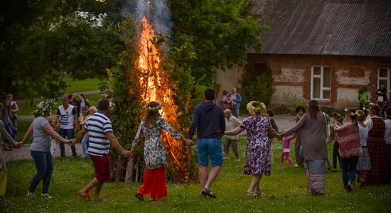 Tests: Cik labi zini dažādu Līgo dziesmu pantiņus