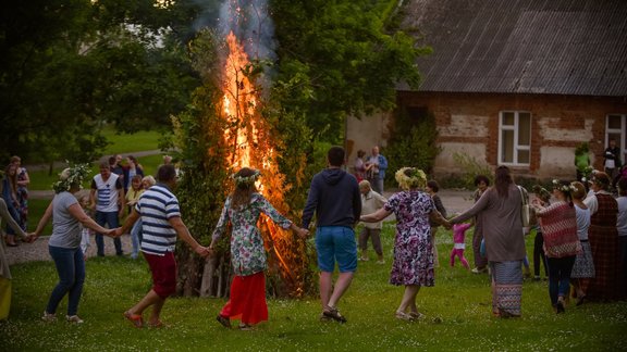 Līgo Jāņi ugunskurs saulgrieži līgotaji 