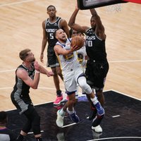 NBA 'play-off' pirmajā dienā aizraujošā duelī 'Kings' pieveic 'Warriors